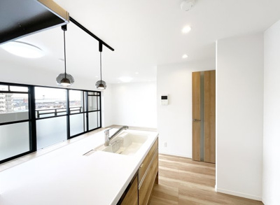 【キッチン】 | グラン・コート北宇治Ⅱ | 対面式のキッチンだと、リビングでくつろぐご家族を見守りながら食事の支度が出来て、当たり前の時間が特別に。