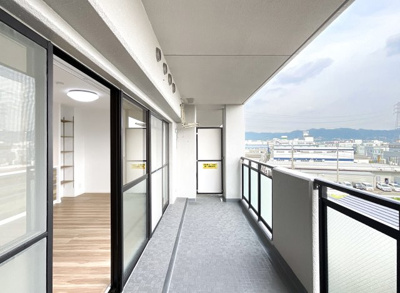 【バルコニー】 | グラン・コート北宇治Ⅱ | バルコニーは南向きで洗濯物がよく乾きます。ワイドバルコニーは洗濯物を干す時もストレスフリーで快適ですね。