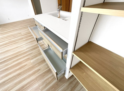 【居間・リビング】 | グラン・コート北宇治Ⅱ | システムキッチンの外側にも収納があるの、めちゃめちゃ良くないですか？ワンランク上の住宅設備が嬉しですね。