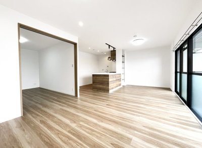 【居間・リビング】 | グラン・コート北宇治Ⅱ | こちらのLDKは17.1帖の広さがありますが、続きにあるお部屋の扉を開放すれば更に広いスペースになります。