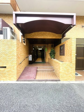 ダイアパレス御苑前のエントランス