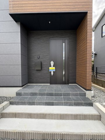 【玄関】 | 福岡市西区野方3丁目5期　2号棟（全2棟）【仲介手数料無料・0円】 | 現地写真。