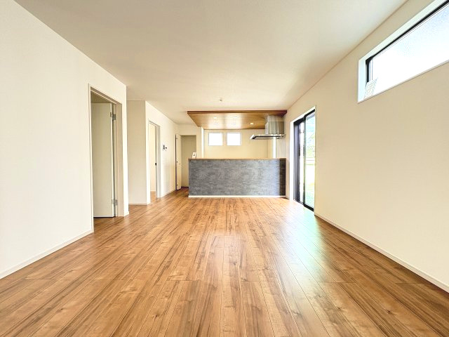 【居間・リビング】 | 福岡市西区野方3丁目5期　2号棟（全2棟）【仲介手数料無料・0円】 | 現地写真。リビングです。