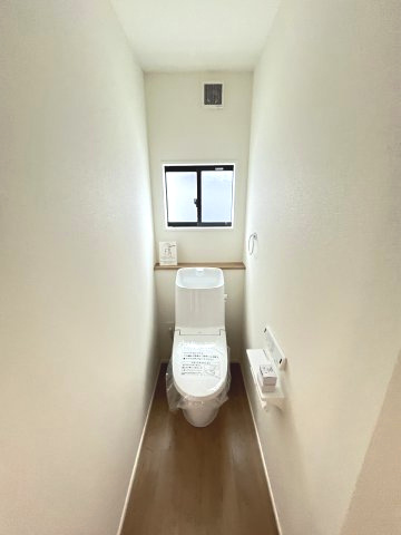 【トイレ】 | 福岡市西区野方3丁目5期　1号棟（全2棟）【仲介手数料無料・0円】 | 現地写真。1階のトイレです。