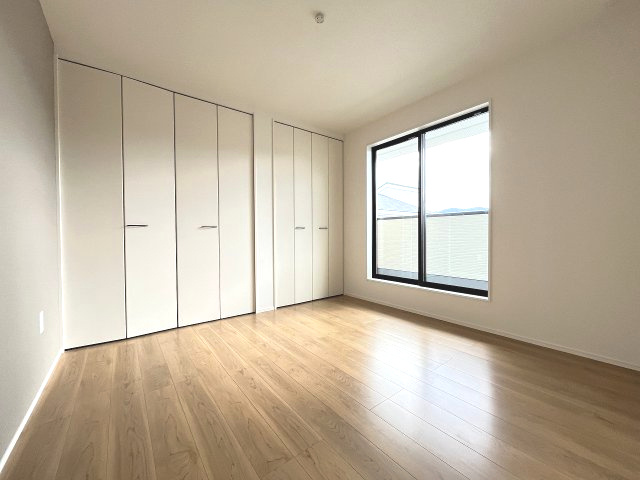 【寝室】 | 福岡市西区野方3丁目5期　1号棟（全2棟）【仲介手数料無料・0円】 | 現地写真。2階主寝室です。