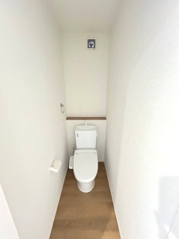 【トイレ】 | 福岡市西区野方3丁目5期　1号棟（全2棟）【仲介手数料無料・0円】 | 現地写真。2階にもトイレです。