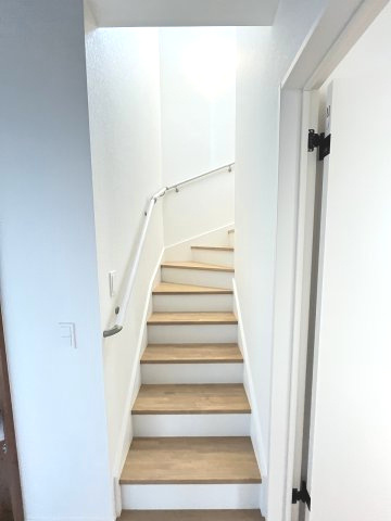 【内装】 | 福岡市西区野方3丁目5期　1号棟（全2棟）【仲介手数料無料・0円】 | 現地写真。2階へ上がる階段です。手摺もついて安全ですね。