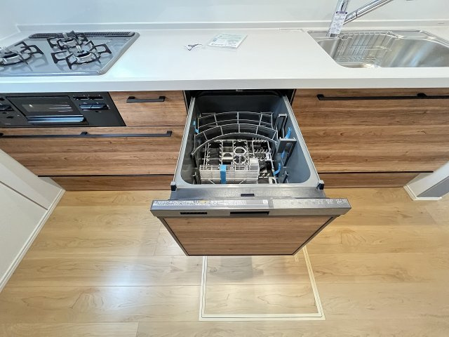 【キッチン】 | 福岡市西区野方3丁目5期　1号棟（全2棟）【仲介手数料無料・0円】 | 現地写真。食洗器が付いてます。