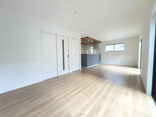 【居間・リビング】 | 福岡市西区野方3丁目5期　1号棟（全2棟）【仲介手数料無料・0円】 | 現地写真。リビングです。