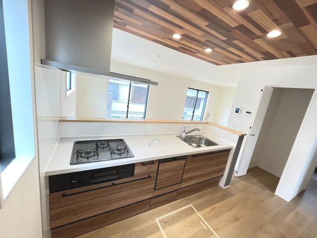 【キッチン】 | 福岡市西区野方3丁目5期　1号棟（全2棟）【仲介手数料無料・0円】 | 現地写真。