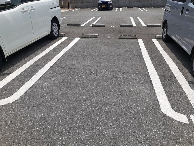ラフィネメゾンの駐車場