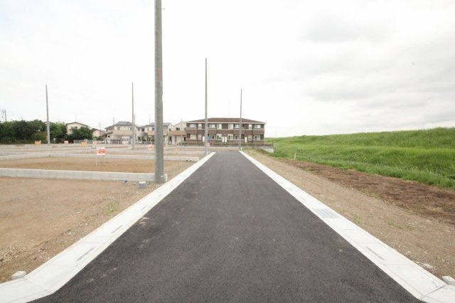 西金野井１５区画ＮＯ,１3の前面道路含む現地写真|東側道路（南側方向から北側方向へ撮影）