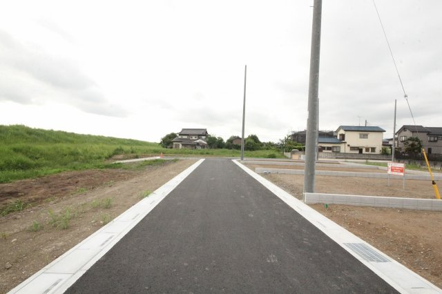 西金野井１５区画ＮＯ,１3の前面道路含む現地写真|東側道路（北側方向から南側方向へ撮影）
