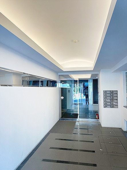 T-WOODビルのエントランス