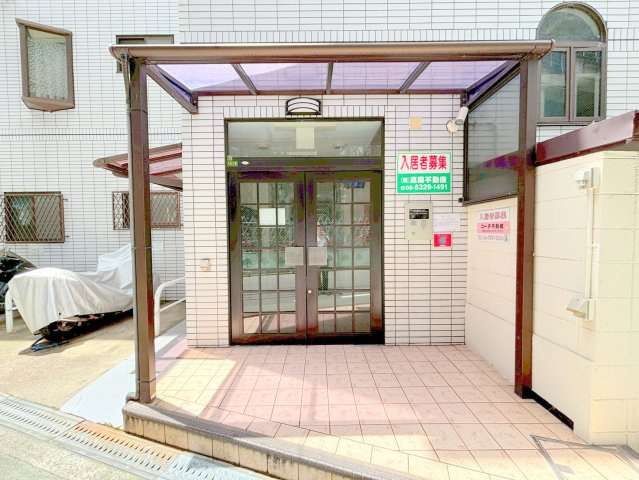 メゾン鳩ヶ瀬のエントランス