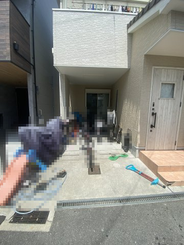 友井１丁目　中古戸建の駐車場|駐車場奥に掃き出し窓有！大きなお荷物の搬入出も楽々♪