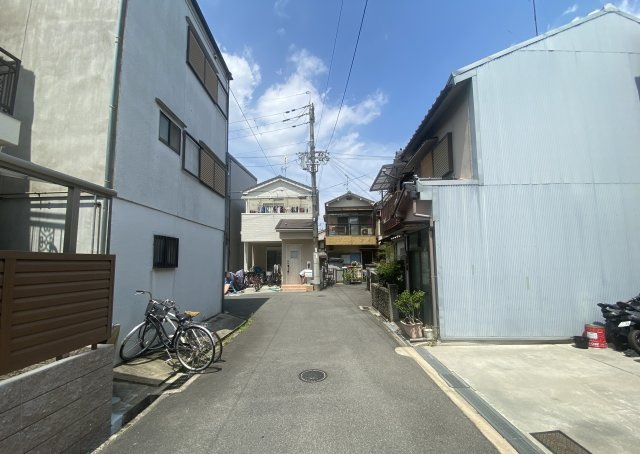 友井１丁目　中古戸建の前面道路含む現地写真|弊社は住宅ローンに自信がございます。
お客様にあった銀行をご紹介いたします。
お悩みの方は弊社までお気軽に
ご相談下さいませ。