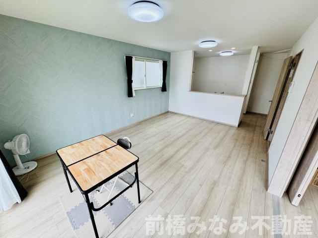 高崎市貝沢町10期　３号棟(全３棟)　ハートフルタウン　新築建売分譲の居間・リビング|ゆったりとした居間です