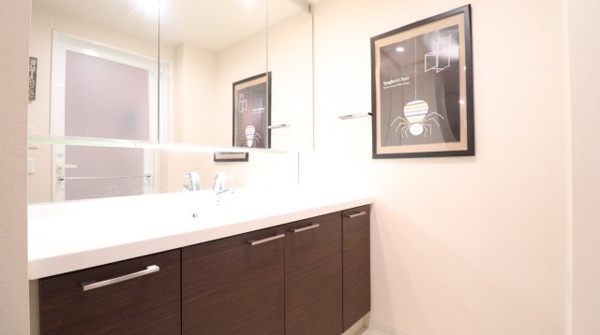 【独立洗面台】 | 【独立洗面台】三面鏡付きのワイドな洗面化粧台。小物もスッキリと収納できます◎