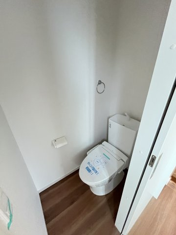 【トイレ】 | 福岡市南区和田2丁目3期　1号棟（全1棟）【仲介手数料無料・0円】 | 現地写真。2階にもトイレです。