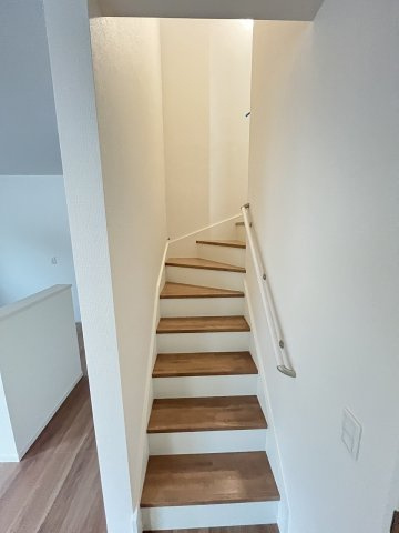 【内装】 | 福岡市南区和田2丁目3期　1号棟（全1棟）【仲介手数料無料・0円】 | 現地写真。2階へ上がる階段です。手摺もついて安全ですね。