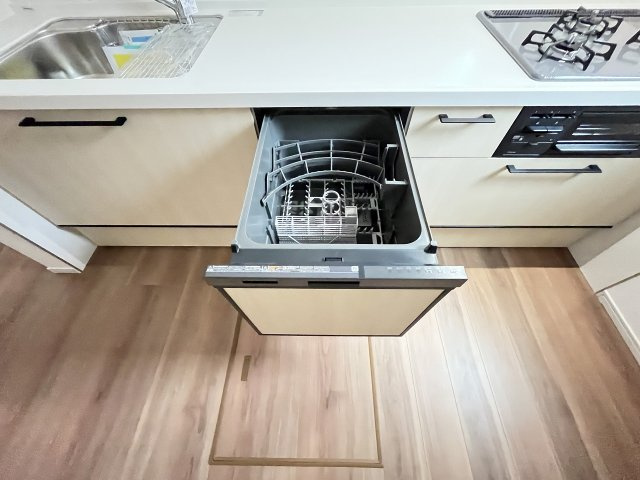 【キッチン】 | 福岡市南区和田2丁目3期　1号棟（全1棟）【仲介手数料無料・0円】 | 現地写真。食洗器が付いてます。