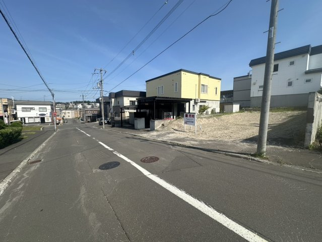 清田6条2丁目[売土地]の前面道路含む現地写真