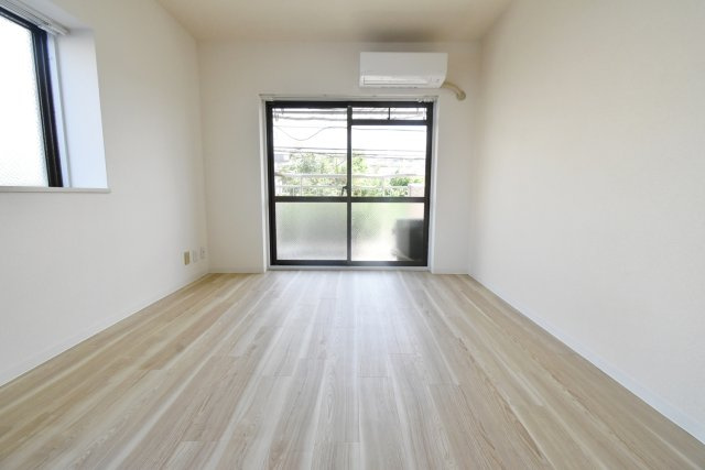 甲子園口ハイムの居間・リビング