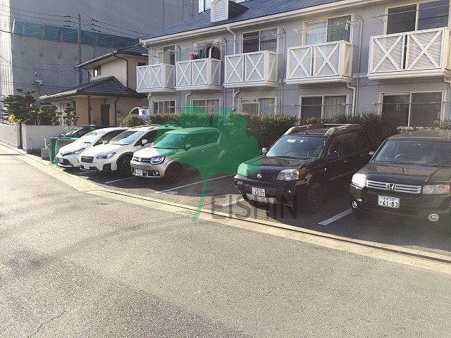 コーポエフの駐車場