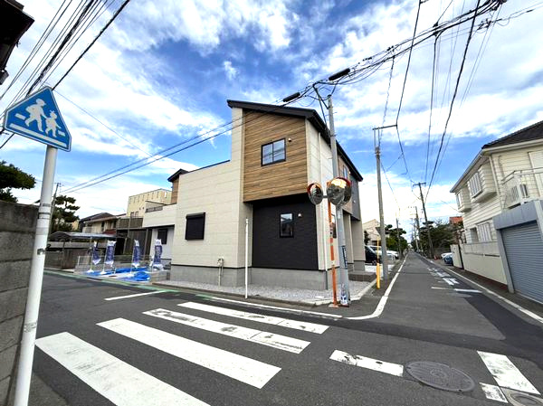 藤沢市片瀬海岸3丁目新築戸建て　5期1号棟の前面道路含む現地写真|前面道路含む現地写真です