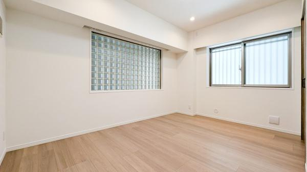 グランシーナ東寺尾の洋室|二面採光の明るく、落ち着きのある洋室！
休日はこちらでおくつろぎ下さい♪