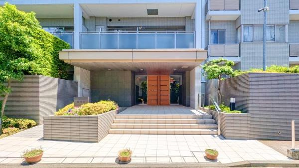 グランシーナ東寺尾のエントランス|清掃もしっかり、管理のされたマンションです。
安心・安全・快適にお過ごしください