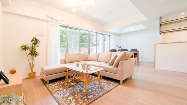 グランシーナ東寺尾の居間・リビング|窓からは明るい光が差し込みます！
電気をつけなくても明るいです。
