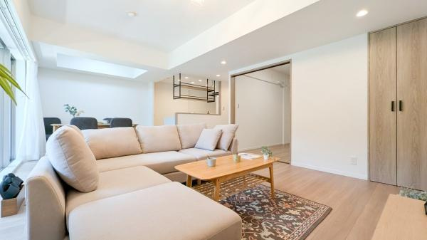 グランシーナ東寺尾の居間・リビング|対面式のキッチンはお料理中でも家族とのお話も弾みます。
お天気の良い日は電気をつけなくても明るいリビング！
