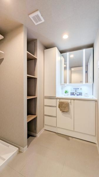 グランシーナ東寺尾の独立洗面台|お化粧もしやすい三面鏡付き独立洗面台、
収納もしっかりあり、洗剤などもしまっておけます。