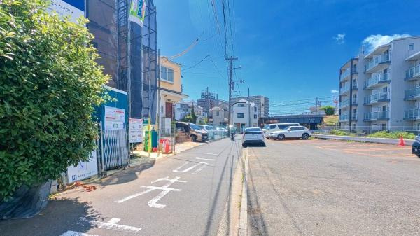 横浜市神奈川区入江１丁目の新築一戸建の前面道路含む現地写真|同仕様物件のご案内をさせて頂きます。
お車でご自宅まで送迎承ります。