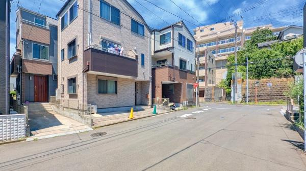 横浜市鶴見区岸谷４丁目の中古一戸建の前面道路含む現地写真|前面道路が広いので、安心して駐車可能です！