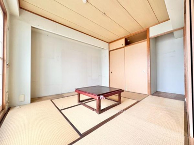 【和室】 | ギャラリーコートハイム上野芝 | 15帖のLDKと隣接した6畳の和室。
お子様の遊び部屋・お昼寝スペースとして使うのもオススメです♪