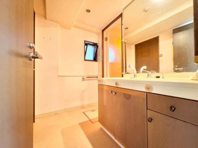 【独立洗面台】 | ギャラリーコートハイム上野芝 | ゆとりの洗面スペースで朝の身支度も快適スムーズに。