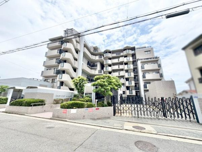 【外観】 | ギャラリーコートハイム上野芝 | 流行に左右されず、将来にわたって価値が継続する「上質」な佇まい。おしゃれな雰囲気や自然の潤い、親しみやすさといった暮らしを豊かにしてくれる住空間です。