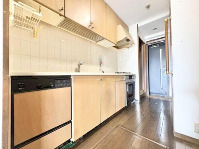 【キッチン】 | ギャラリーコートハイム上野芝 | 食器洗乾燥機付きで家族の食器もピカピカ。後片付けもラクラクこなせて、日々の生活には欠かせない便利設備。環境にもママの手にも優しいのがうれしいですね。
