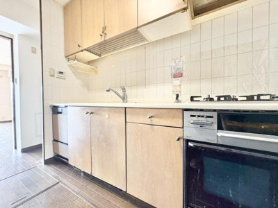 【キッチン】 | ギャラリーコートハイム上野芝 | 三口コンロでお料理がはかどりますね♪日当たりもよく明るいキッチンですのでお料理も気分よくできそうです！