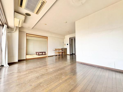 【居間・リビング】 | ギャラリーコートハイム上野芝 | 大切なご家族が集まるからこそＬＤＫはこだわりたい！休日はおひさまの光をたっぷりと取りこめるリビングでゆったりと過ごしませんか？子供たちが元気に笑いながら走り回っても十分な広さの空間です。