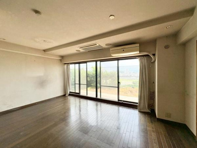 【居間・リビング】 | ギャラリーコートハイム上野芝 | 大型テレビも置ける15帖の広々リビングは、陽当りが良く、部屋いっぱいに明るい陽光が広がります。
明るく居心地の良いリビング空間には、自然と家族が集まります♪