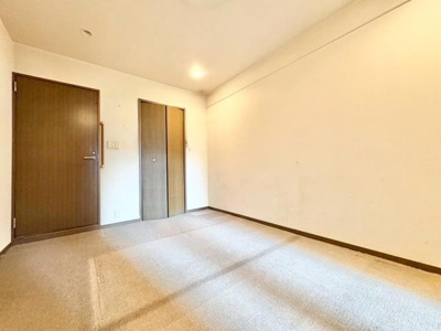 【洋室】 | ギャラリーコートハイム上野芝 | 充分な広さと収納機能を備えた部屋はお子様の自発性と成長を促します。お子様の成長を支える、勉強や好きなことに没頭する学びの空間にどうぞ。