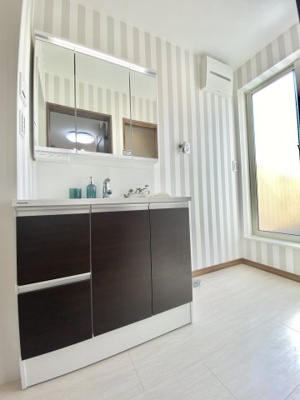 【その他】 | 新築戸建て 桜上水1棟 | Panasonicの3面鏡化粧台でミラー裏はたっぷり収納できます
LED照明を採用、シャワー水栓付き
