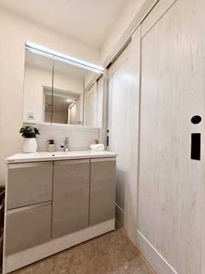 【独立洗面台】 | 新築戸建て 桜上水1棟 | Panasonicの3面鏡化粧台でミラー裏はたっぷり収納できますLED照明を採用、シャワー水栓付き