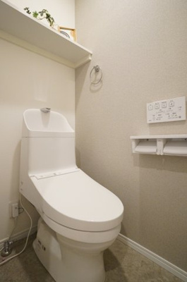 【トイレ】 | 新築戸建て 桜上水1棟 | TOTOのおサイフにもやさしい「しっかり節水」「充実した節電機能」が付き