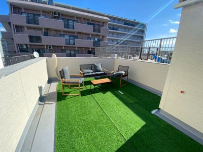 【その他】 | 新築戸建て 桜上水1棟 | 17.36帖ある屋上テラスは家具を設置しても十分なスペースがあります。