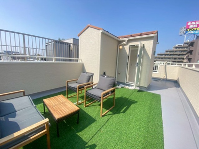 【その他】 | 新築戸建て 桜上水1棟 | 17.36帖ある屋上テラスは家具を設置しても十分なスペースがあります。